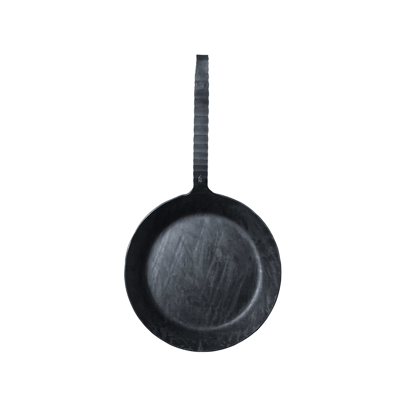 Eine schwarze, runde Bratpfanne aus Metall mit einem langen, strukturierten Griff, von oben gesehen auf einem schlichten weißen Hintergrund. Die Pfanne weist Gebrauchsspuren mit sichtbaren Kratzern auf.
