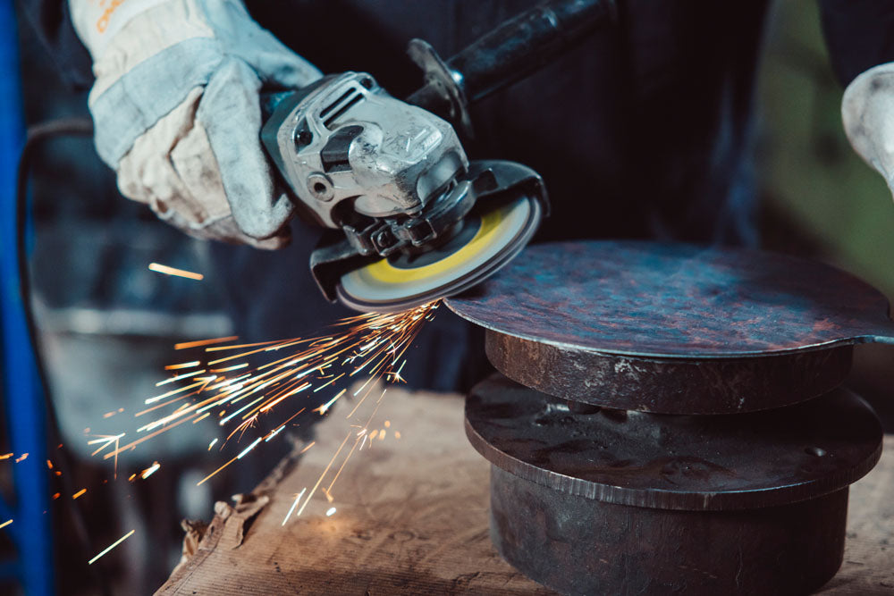 Person beim schweißen einer schmiedeeisernen Pfanne