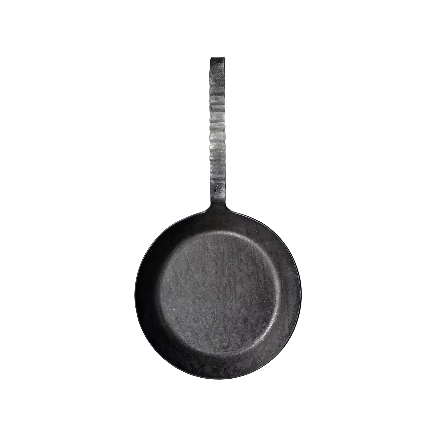 Die Geschmiedete Bratpfanne von Albert Turk GmbH & Co. KG mit texturiertem Griff wird aus der Vogelperspektive auf weißem Hintergrund gezeigt - ein Beispiel deutscher Schmiedekunst und langlebiger Qualität.