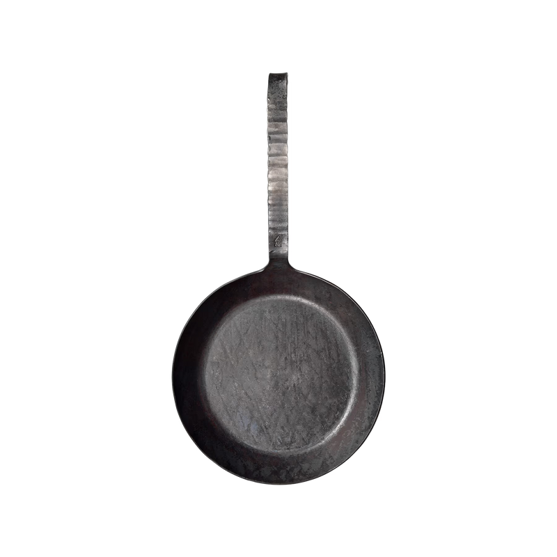 Eine schwarze gusseiserne Pfanne mit einem strukturierten Griff, von oben gesehen, zentriert auf einem schlichten weißen Hintergrund.