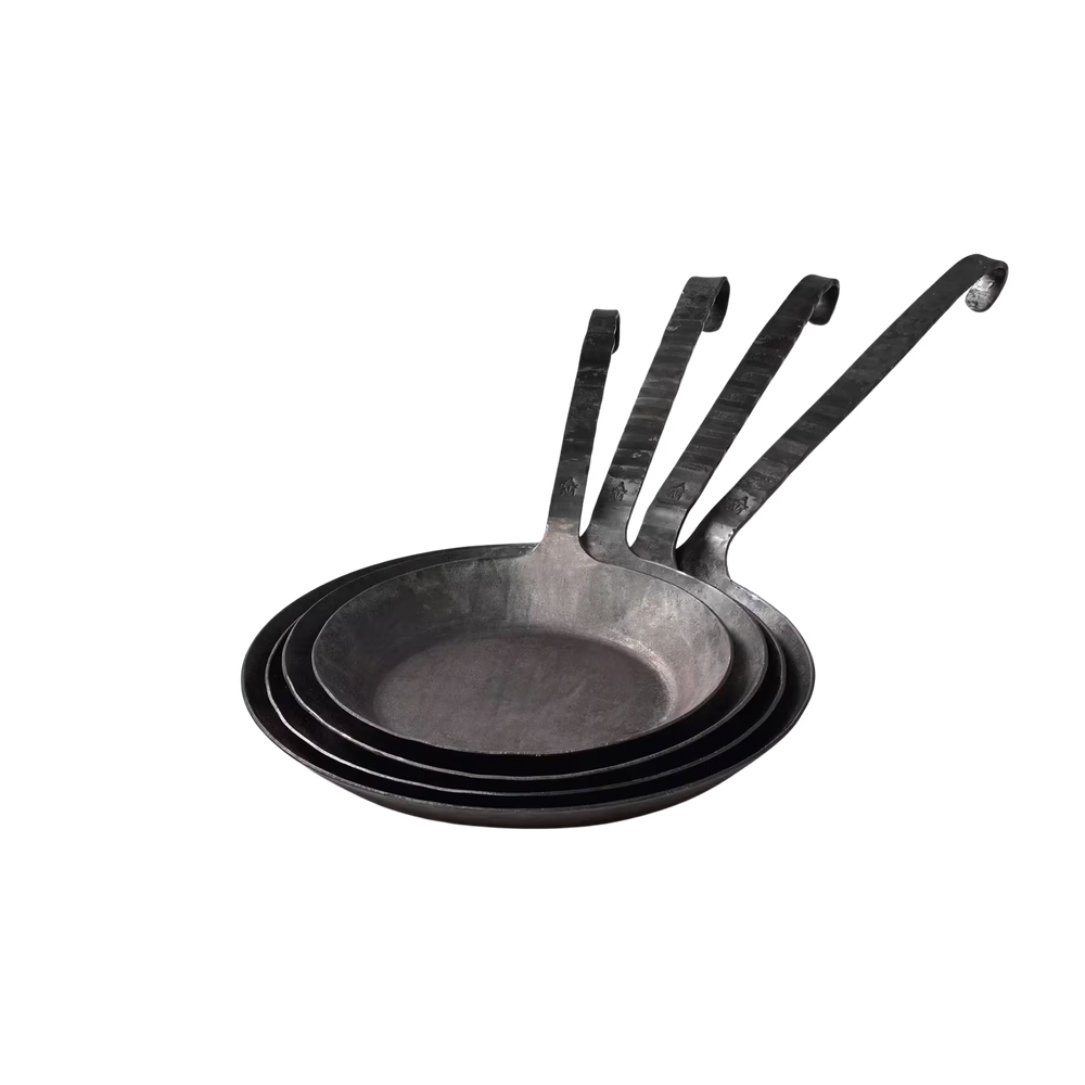 Drei Geschmiedete Bratpfannen der Albert Turk GmbH & Co. KG, jeweils eine robuste schwarze Metallpfanne mit einem langen gebogenen Griff, sind vor einem schlichten weißen Hintergrund ineinander verschachtelt.