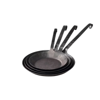 Drei Geschmiedete Bratpfannen der Albert Turk GmbH & Co. KG, jeweils eine robuste schwarze Metallpfanne mit einem langen gebogenen Griff, sind vor einem schlichten weißen Hintergrund ineinander verschachtelt.