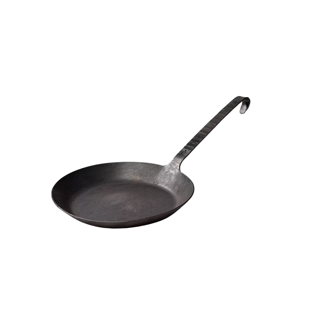 Die Albert Turk GmbH & Co. KG Geschmiedete Bratpfanne ist eine schwarze, runde Pfanne mit einem langen Stiel, der in einer Schlaufe endet, auf einem schlichten weißen Hintergrund.