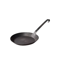 Die Albert Turk GmbH & Co. KG Geschmiedete Bratpfanne ist eine schwarze, runde Pfanne mit einem langen Stiel, der in einer Schlaufe endet, auf einem schlichten weißen Hintergrund.