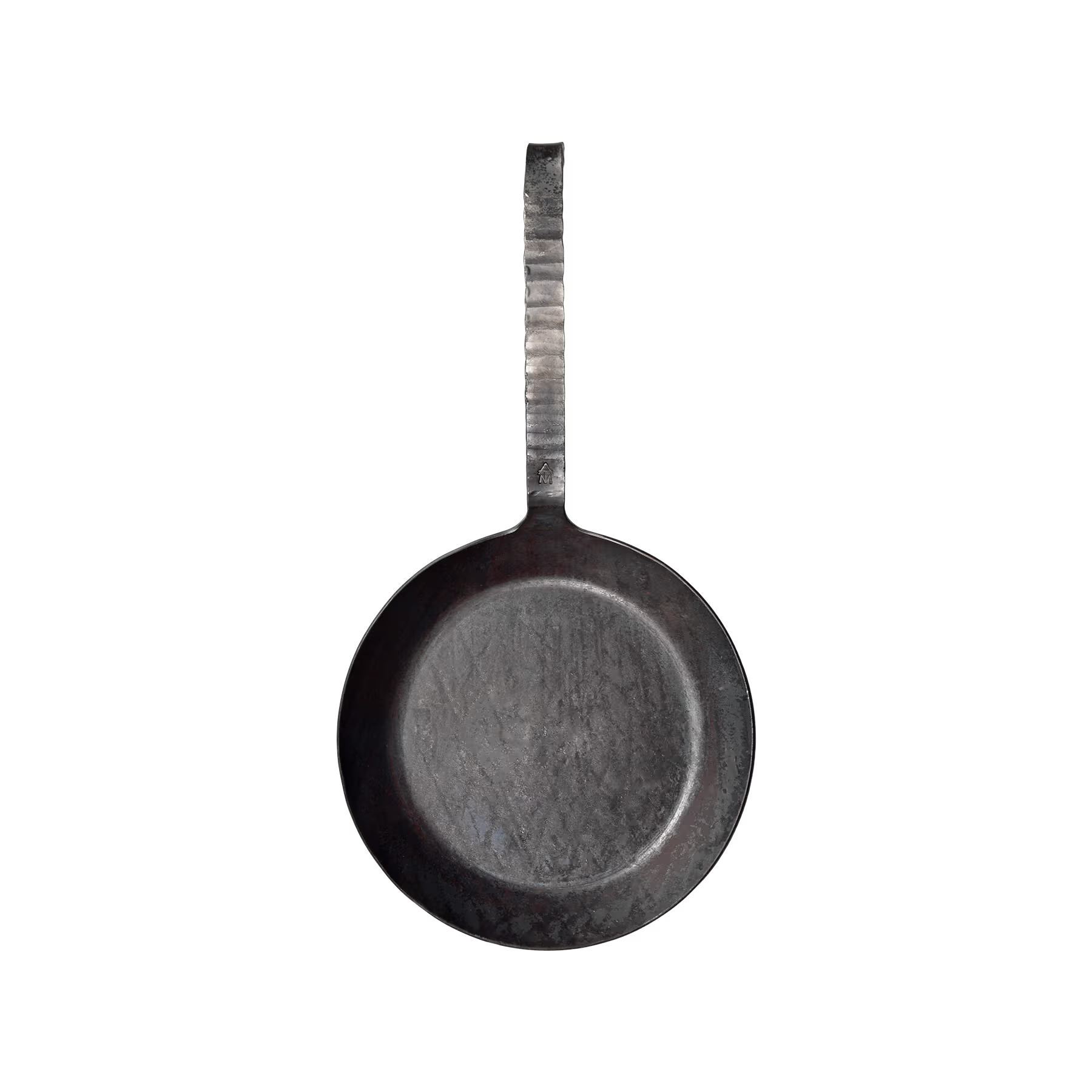 Eine schwarze Geschmiedete Bratpfanne der Albert Turk GmbH & Co. KG mit strukturiertem Griff, von oben auf weißem Grund fotografiert, unterstreicht traditionelle Schmiedekunst und handwerkliches Können.