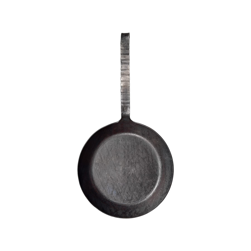 Eine schwarze Geschmiedete Bratpfanne der Albert Turk GmbH & Co. KG mit strukturiertem Griff, von oben auf weißem Grund fotografiert, unterstreicht traditionelle Schmiedekunst und handwerkliches Können.