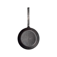 Eine schwarze Geschmiedete Bratpfanne der Albert Turk GmbH & Co. KG mit strukturiertem Griff, von oben auf weißem Grund fotografiert, unterstreicht traditionelle Schmiedekunst und handwerkliches Können.