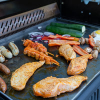Grillgut brät auf einer turk Grillplatte XL 45×60 cm auf dem Grill