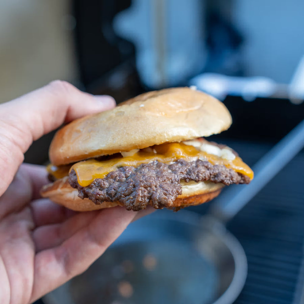Fertig gebratener Cheeseburger, zubereitet mit dem Burger-Smasher von turk