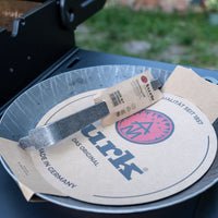 turk Flex-Starter Pfanne mit Wechselgriff in der turk Verpackung auf dem Grill