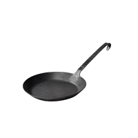 Die Geschmiedete Bratpfanne von Albert Turk GmbH & Co. KG aus schwarzem Gusseisen mit langem, gebogenem Griff und Haken steht für traditionelle Schmiedekunst - elegant vor weißem Hintergrund präsentiert.