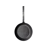 Die Geschmiedete Bratpfanne von Albert Turk GmbH & Co. KG mit texturiertem Griff wird aus der Vogelperspektive auf weißem Hintergrund gezeigt - ein Beispiel deutscher Schmiedekunst und langlebiger Qualität.